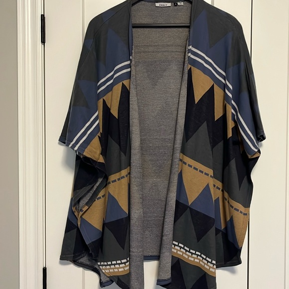 Open poncho - Picture 1 of 3
